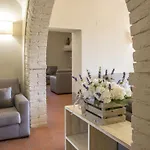 Vila Le Caselle 26, Emma Cortona