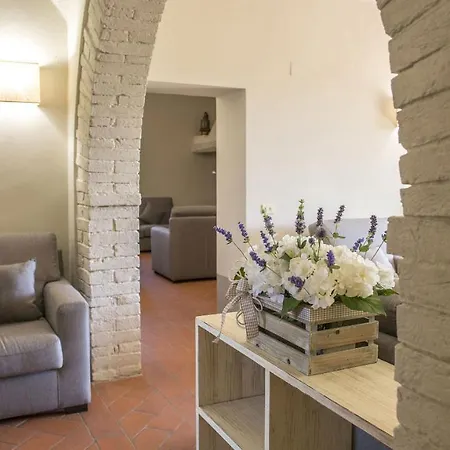 Vila Le Caselle 26, Emma Cortona