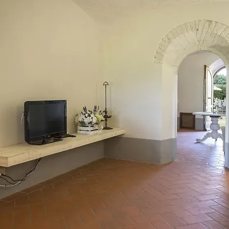 Vila Le Caselle 26, Emma Cortona