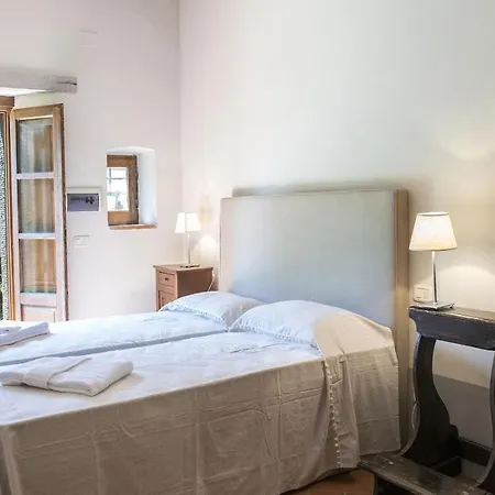 Le Caselle 26, Emma Villa Cortona