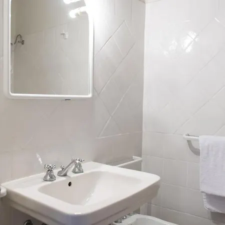 Vila Le Caselle 26, Emma Cortona